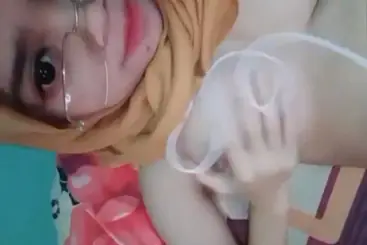 Gadis Hijab Berkacamata Montok – Bokep Indo Panas
